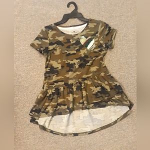 𝅺Girls short sleeved size 10/12 camo shirt.